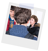 Polaroidfoto von drei Schülern