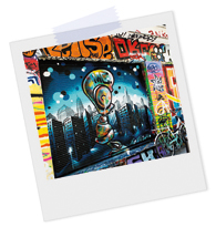 Polaroidfoto eines bunten Graffitis einer Skyline an einer Wand